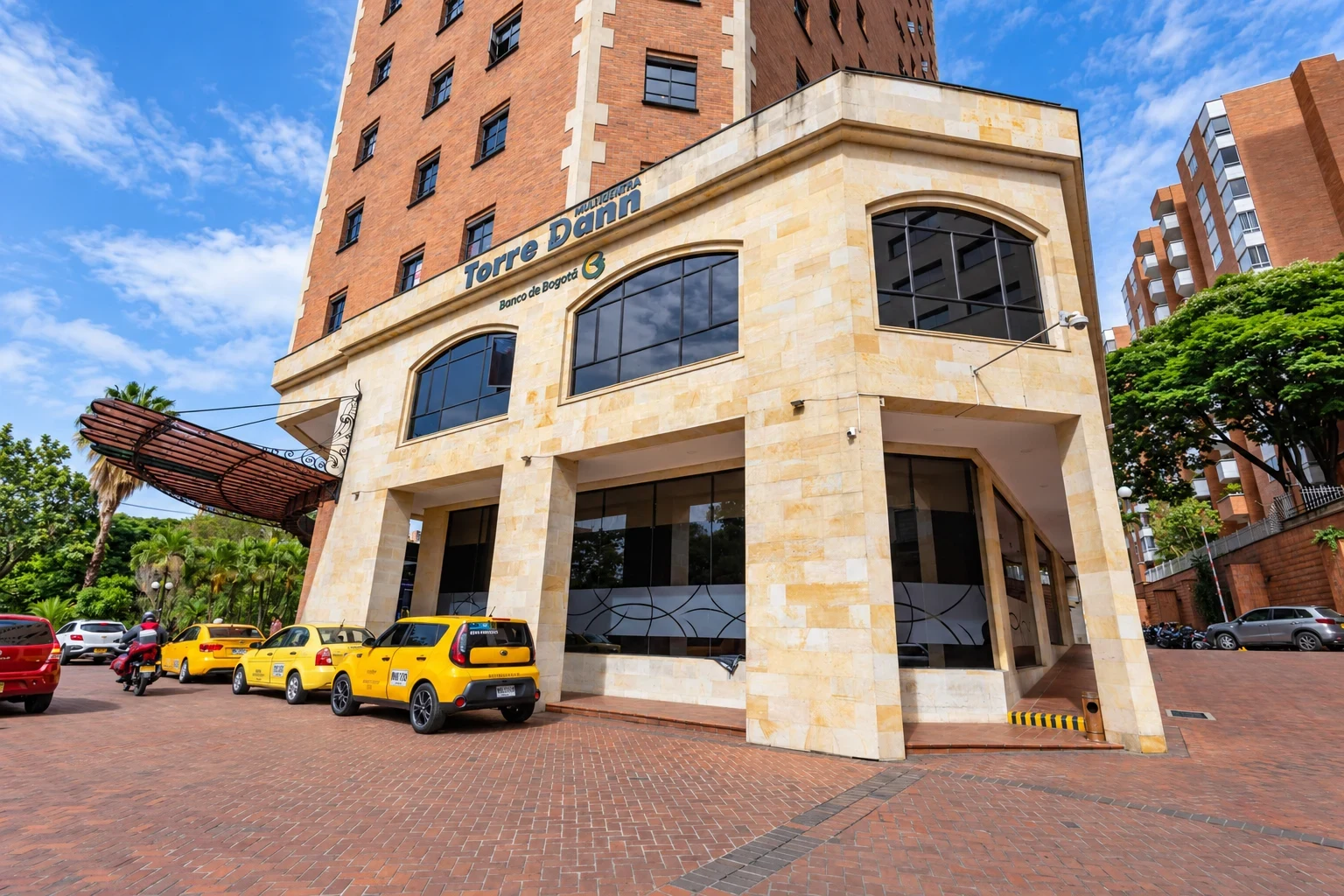 Torre Médica Dann Carlton en El Poblado, Medellín — Sede MDental Láser