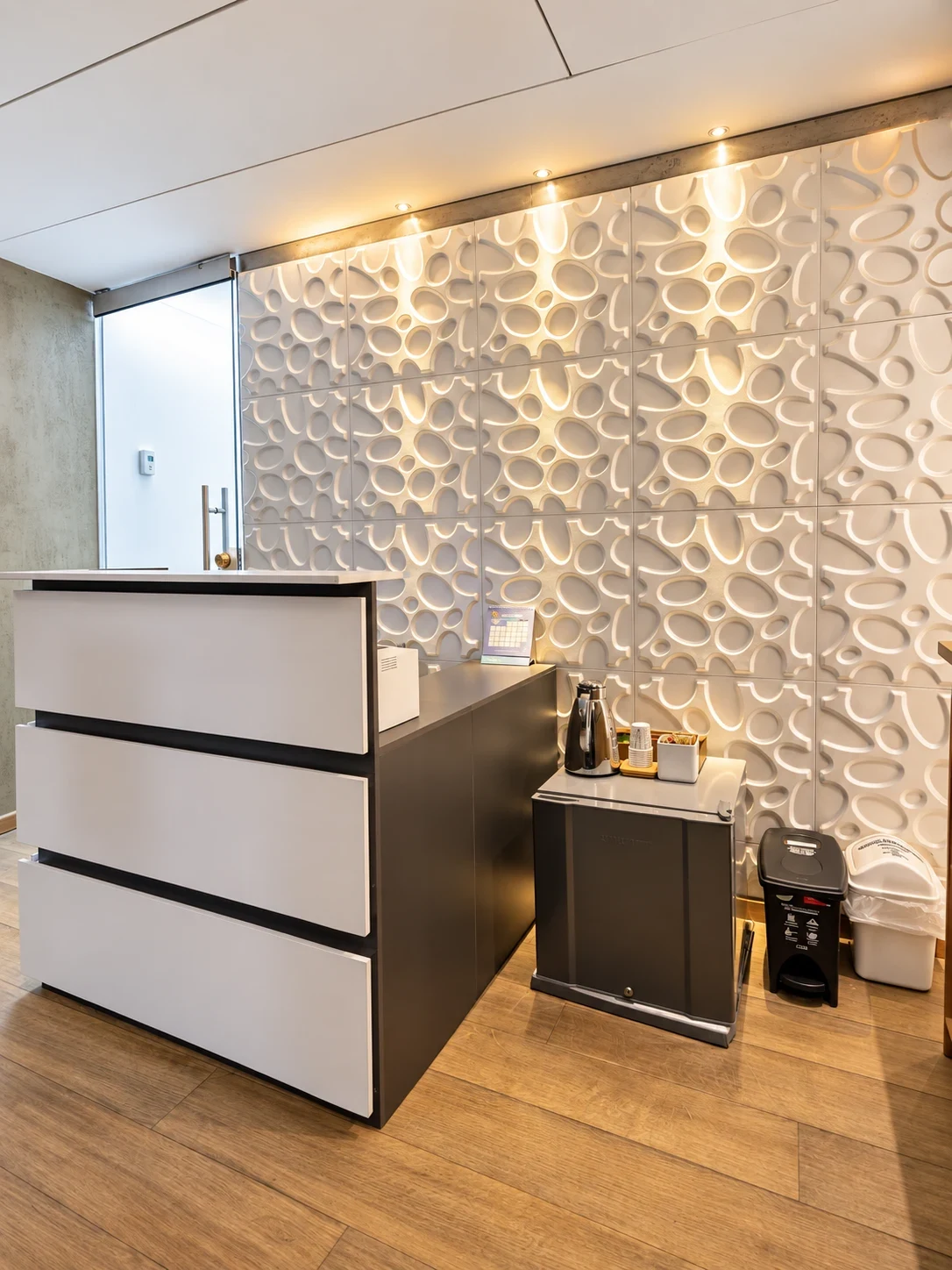 Sala de espera y coffee bar para la comodidad de nuestros pacientes